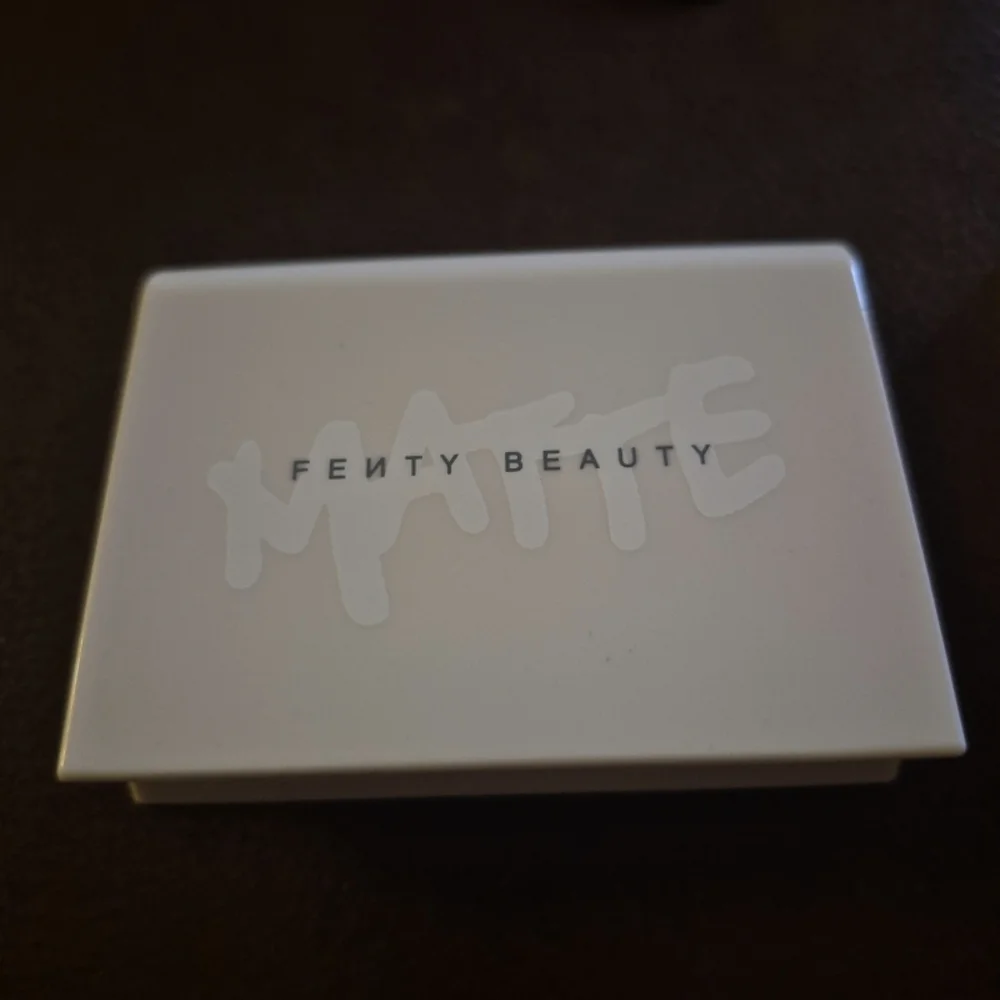 Fenty Beauty Invisimatte Blotting Powder Universal - Picture 5 of 7